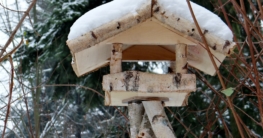 Das Vogelhaus sicher auf Ständer befestigen